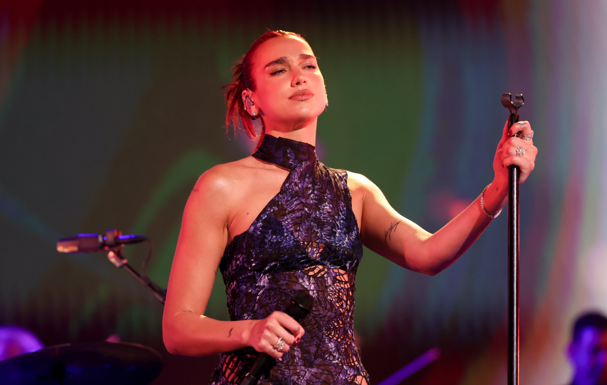 Dua Lipa forced to change choreography after slipping on sweat