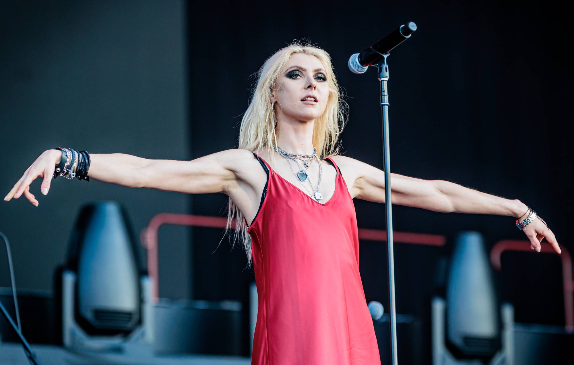 The Pretty Reckless’ Taylor Momsen gets bit by bat while opening for AC/DC