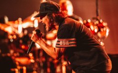 Pearl Jam Returns to No. 1 on Adult Alternative Airplay Chart With ‘Wreckage’