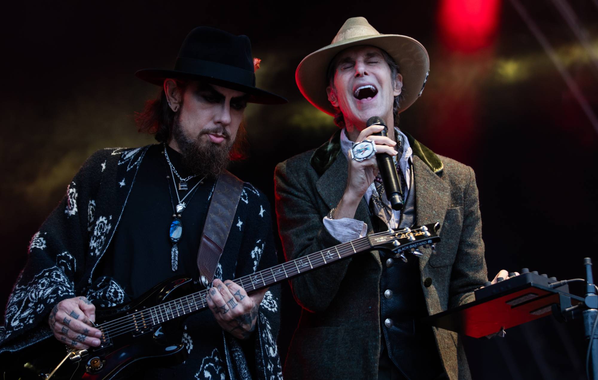 Perry Farrell and Dave Navarro fight onstage during Jane’s Addiction show