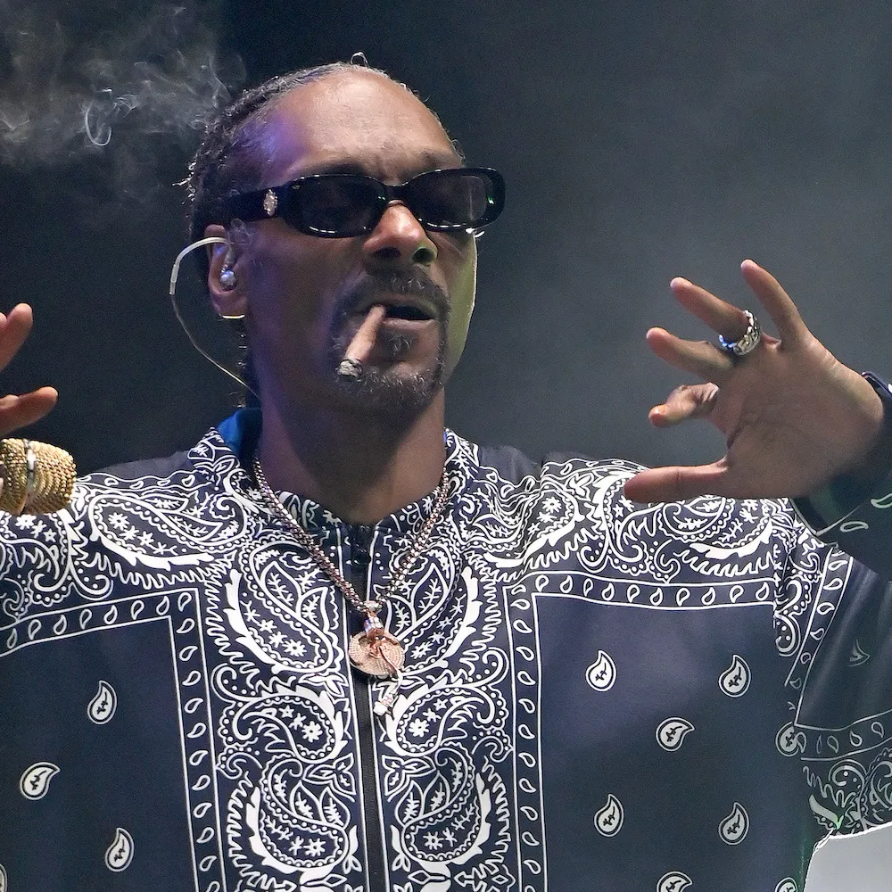 Snoop Dogg Hires a High Supervisor? Keeping His Crew in Check!